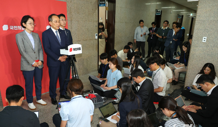 국민의힘 추경호 원내대표가 19일 오전 국회에서 원구성 관련 백브리핑을 하고 있다. 연합뉴스