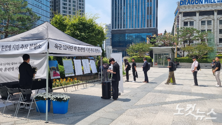 시민단체 군인권센터는 이날 오전 11시부터 오후 8시까지 서울 용산역 광장에 육군 12사단 신병교육대에서 군기훈련을 받다 숨진 박모 훈련병의 분향소를 운영한다. 양형욱 기자