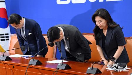 기자간담회 앞서 인사하는 박찬대 원내대표