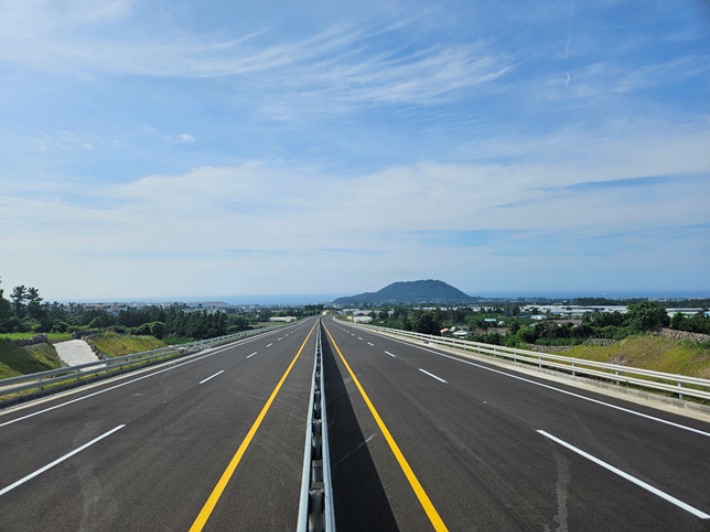 제주 애조로 마지막 구간인 제주시 회천동~조천읍 신촌리 4.2km 도로가 이달 말 완공돼 다음달이면 애조로 모든 구간이 개통된다. 제주도 제공
