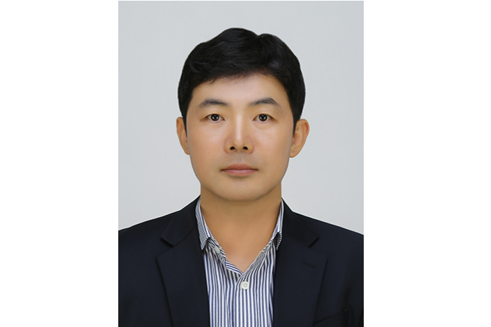 과학기술정보통신부 빅데이터 플랫폼 구축사업을 활용해 수기 대장으로 관리되던 광주시 교통안전시설물을 관리시스템으로 구축한 공로를 인정받아 국무총리 표창을 받은 윤동현 교통안전시설팀장. 광주광역시 제공