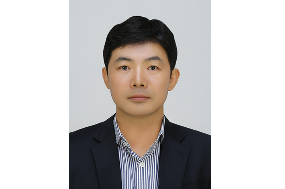 과학기술정보통신부 빅데이터 플랫폼 구축사업을 활용해 수기 대장으로 관리되던 광주시 교통안전시설물을 관리시스템으로 구축한 공로를 인정받아 국무총리 표창을 받은 윤동현 교통안전시설팀장. 광주광역시 제공