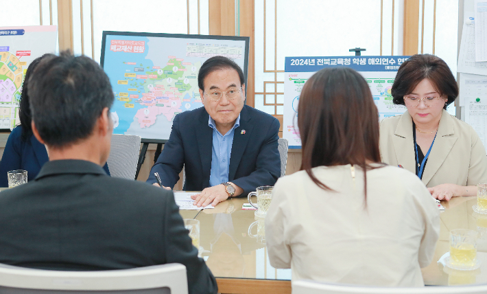 서거석 전북교육감이 19일 교사노조, 백승아 더불어민주당 원내부대표와 간담회에서 노조 측 입장을 듣고 있다. 전북교육청 제공