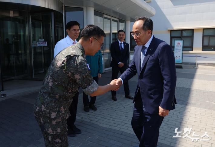 하범만 국군의무사령관과 인사하는 추경호 원내대표