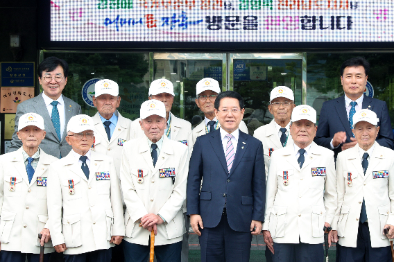 전라남도는 국립장흥호국원 조성사업의 성공적 추진을 위해 19일 장흥군청에서 국가보훈부, 장흥군과 실시협약을 했다고 밝혔다. 전남도 제공  