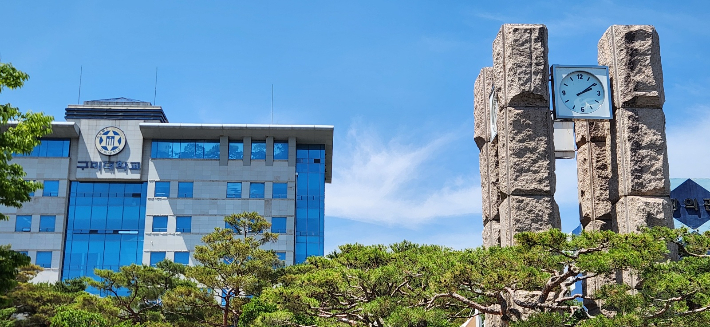 경북 구미시에 위치한 구미대학교의 캠퍼스 사진 오른쪽으로 시계탑이 보이고 뒤쪽의 건물은 본관이다. 이재기 기자