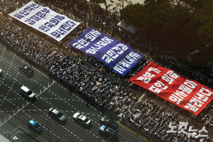 지난 18일 오후 서울 여의도에서 열린 '의료농단 저지' 전국 의사 총궐기대회 참가자들이 정부의 의료 정책을 규탄하는 퍼포먼스를 선보이고 있다. 황진환 기자