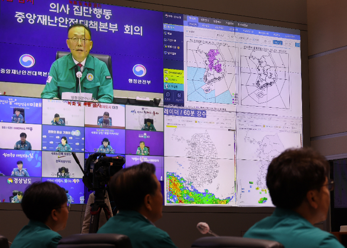 20일 오전 의사 집단행동 중앙재난안전대책본부회의가 열린 서울 종로구 정부서울청사 상황실 스크린에 회의를 주재하는 행정안전부 이한경 재난안전관리본부장의 모습이 비치고 있다. 연합뉴스