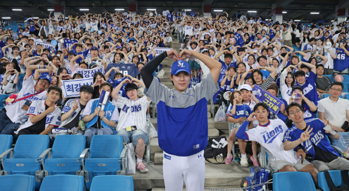 원태인이 19일 SSG와 홈 경기를 승리로 이끈 뒤 팬들과 기념 촬영하고 있다. 삼성