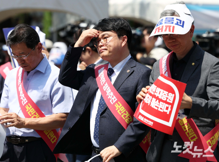 18일 오후 서울 여의도에서 열린 '의료농단 저지' 전국 의사 총궐기대회에 임현택 대한의사협회장(가운데)이 참석하고 있다. 황진환 기자