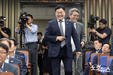 의원총회 참석하는 박찬대 원내대표