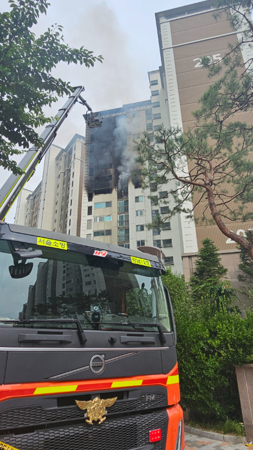 20일 오후 서울 강남구 역삼동의 한 아파트에서 화재가 발생했다. 나채영 기자