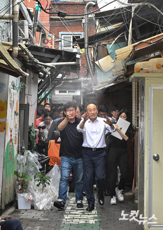 영등포쪽방촌 찾은 국민의힘 추경호 원내대표