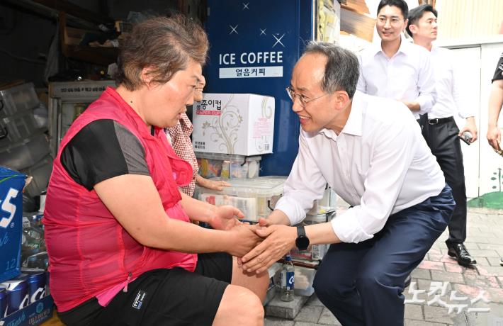 추경호(오른쪽) 국민의힘 원내대표가 20일 오후 서울 영등포구 쪽방촌을 방문해 주민과 인사하고 있다.