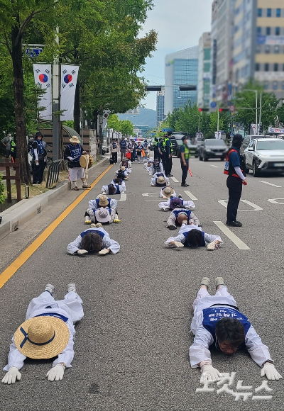 20일 전국장애인부모연대 대전지부 주최로 열린 오체투지 결의대회에서 참가자들이 오체투지를 하고 있다. 김정남 기자