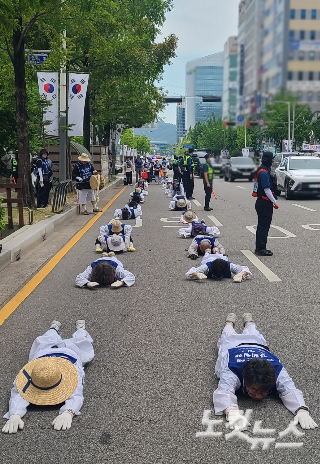 20일 전국장애인부모연대 대전지부 주최로 열린 오체투지 결의대회에서 참가자들이 오체투지를 하고 있다. 김정남 기자