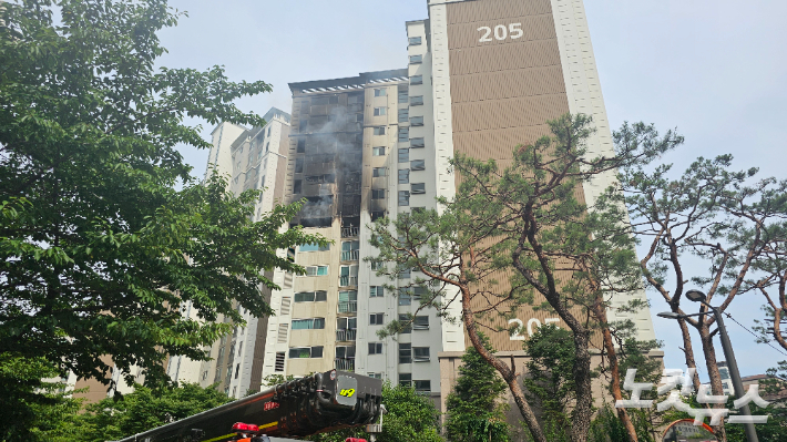 20일 오후 화재가 발생한 강남구 역삼동의 한 아파트. 나채영 기자