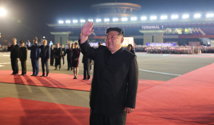 김정은 북한 국무위원장이 평양 국제공항에 나와 푸틴을 환송하는 모습. 연합뉴스
