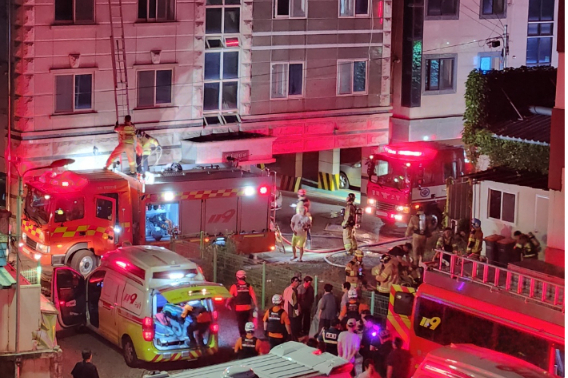 20일 오후 8시 38분쯤 경북 경산시 중방동 4층 건물 원룸에서 불이 났다. 경북소방본부 제공