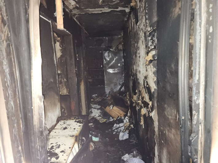 20일 오후 10시 20분쯤 부산 북구의 한 아파트에서 불이 나 3명이 경상을 입었다. 부산소방재난본부 제공