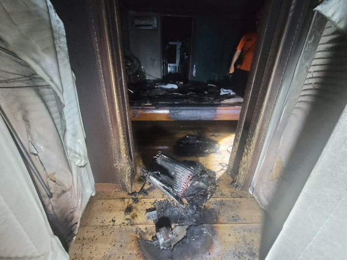 20일 오후 7시 45분쯤 부산 강서구의 한 단독주택에서 제습기 과열로 추정되는 불이 났다. 부산소방재난본부 제공