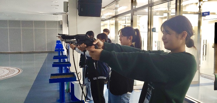 직무체험프로그램, 모의 사격 실습. 광주여대 제공