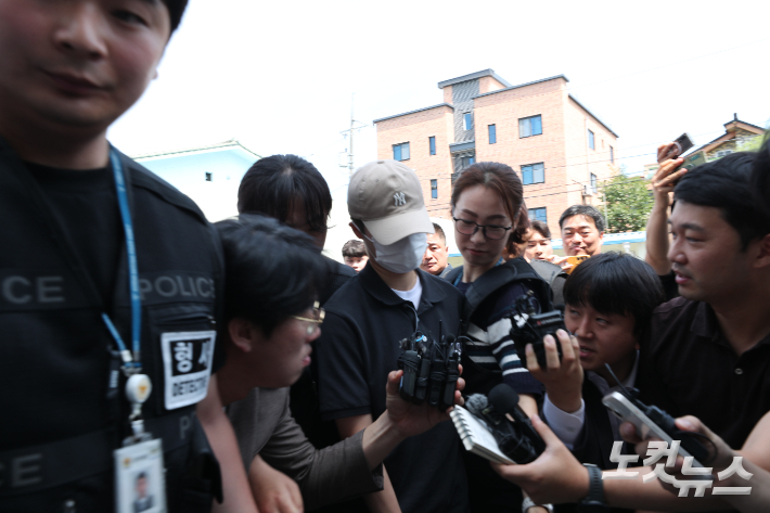 21일 오전 강원 춘천시 춘천지방법원으로 '육군 12사단 훈련병 사망사건'의 피의자인 A중대장과 B부중대장이 구속 전 피의자 심문(영장실질심사)을 받기 위해 출석하는 모습. 구본호 기자