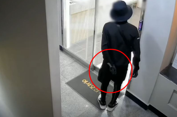 20일 등 뒤에 흉기를 숨기고 미용실을 찾아온 한 남성의 CCTV 장면이 공개됐다. 유튜브 한문철TV 캡처