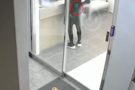 해당 남성은 가게 주인에게 질문을 건넬 때에도 흉기를 뒤에 숨기고 있었다. 유튜브 한문철TV 캡처