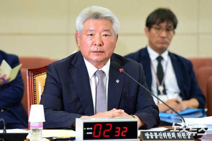 의원 질의에 답변하는 김홍일 방통위원장