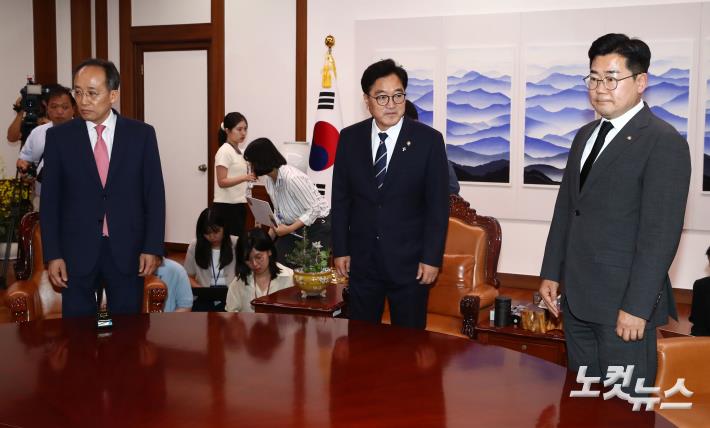 우원식 국회의장(가운데)과 추경호 국민의힘 원내대표(왼쪽), 박찬대 더불어민주당 원내대표가 21일 오후 서울 여의도 국회 의장실에서 원 구성 관련 회동을 하고 있다.