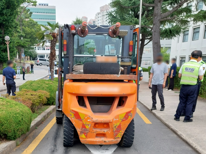 지난 17일 오후 부산 금정구 장전동의 부산대학교 캠퍼스 내 도로에서 20대 대학생이 지게차에 치이는 사고가 발생했다. 부산경찰청 제공