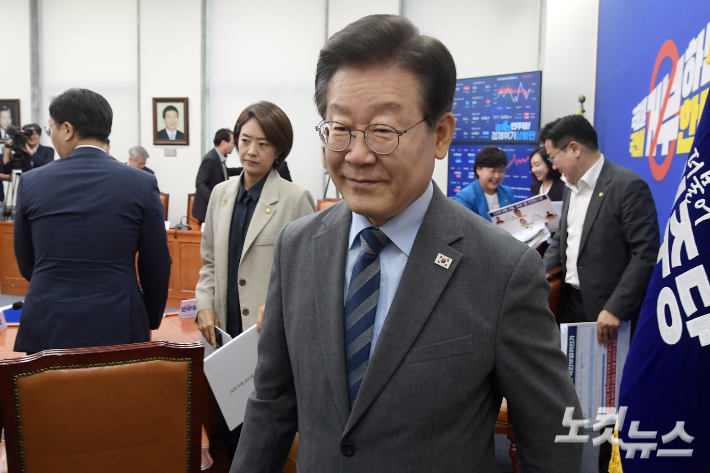 더불어민주당 이재명 대표가 21일 서울 여의도 국회에서 열린 최고위원회의를  마치고 자리에서 일어나고 있다. 윤창원 기자