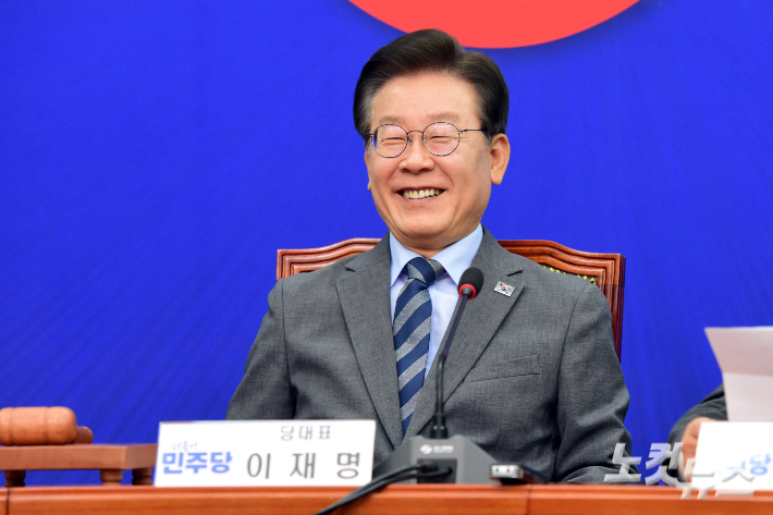 더불어민주당 이재명 대표가 서울 여의도 국회에서 열린 최고위원회의에서 환하게 웃고 있다. 윤창원 기자
