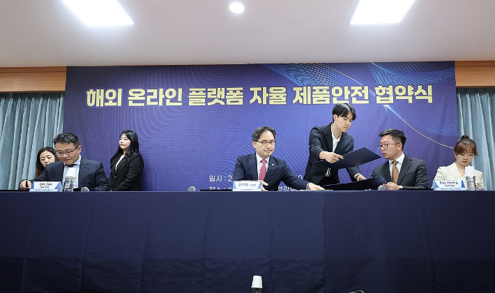 테무의 한국법인인 웨일코 코리아 퀸선 대표이사(왼쪽부터), 한기정 공정거래위원장, 레이 장 알리익스프레스 한국 대표가 지난달 13일 서울 용산구 한국소비자연맹에서 열린 해외 온라인 플랫폼 자율 제품안전 협약식에서 협약서에 서명하고 있다. 연합뉴스