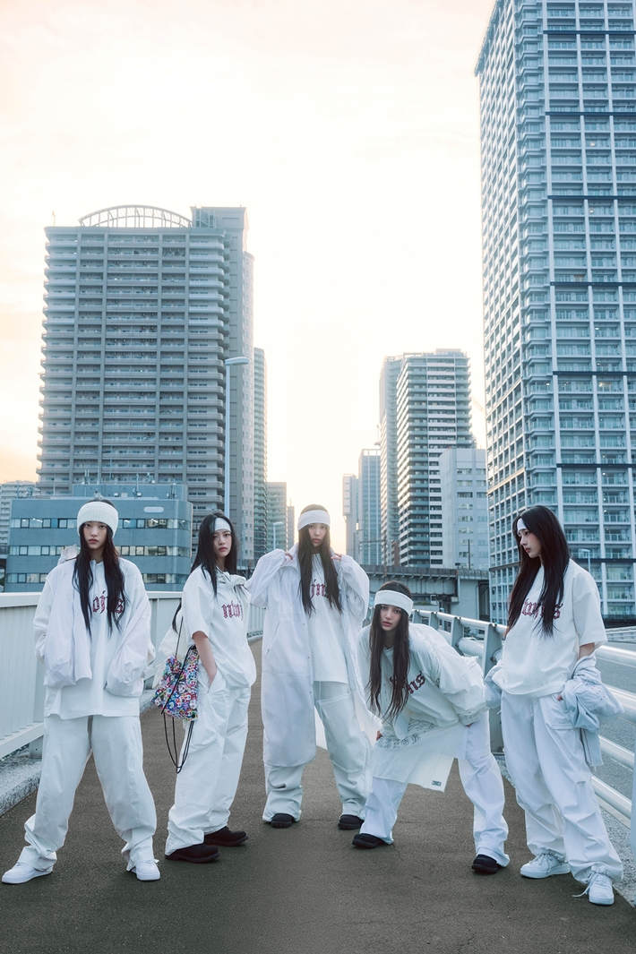 뉴진스의 일본 데뷔 싱글 '슈퍼내추럴'이 일본 오리콘 음반 차트와 라인뮤직 차트에서 일간 1위를 기록했다. 어도어 제공 