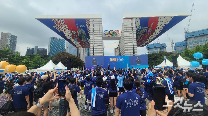 '올림픽데이런 2024'에 초청된 랩퍼 비와이가 축하공연을 하고있다. 동규기자