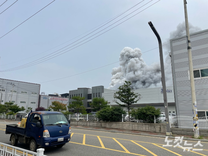 인근 공장에서 바라본 화재 현장. 정성욱 기자