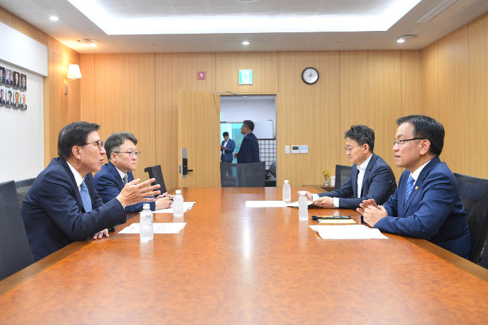 박형준 부산시장(왼쪽 첫 번째)이 최상목 경제부총리 겸 기획재정부장관(오른쪽 첫 번째)에게 지역 현안 사업에 대한 차질 없는 국비 지원을 요청했다. 부산시 제공 