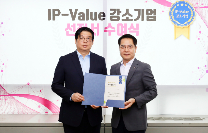 왼쪽부터 김윤제 (주)심시스글로벌 대표, 김대원 기보 중앙기술평가원 원장. 기보 제공