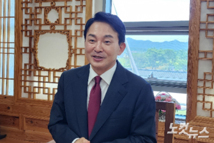 국민의힘 원희룡 후보가 25일 경북도청을 방문해 기자들과 만나 대표 경선 출마 이유를 밝히고 있다. 이규현 기자