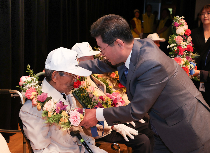 정인화 광양시장이 25일 열린 '6·25전쟁 제74주년 기념행사'에서 참전영웅에게 꽃목걸이를 전달하고 있다. 광양시 제공