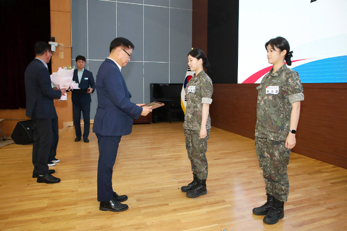 홍남표 창원시장이 25일 시정발전 유공시민 표창 수여식에서 안예영 중사, 최고운 중사에게 표창을 수여하고 있다. 창원시 제공 