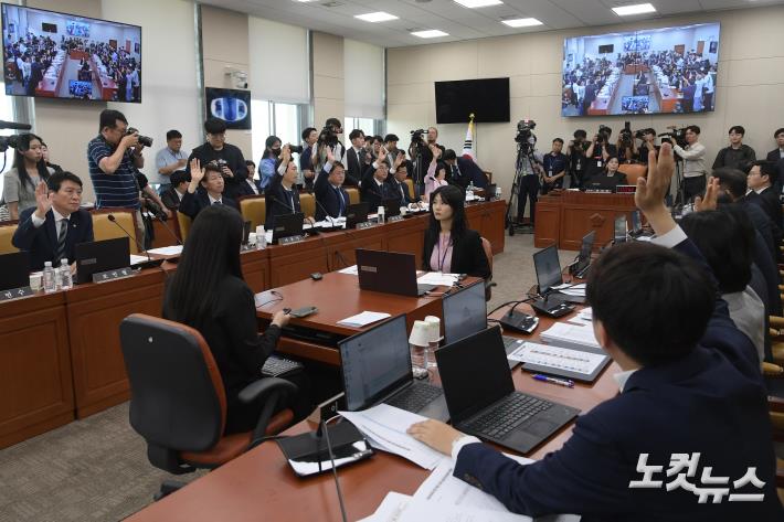 거수 투표하는 국회 과방위