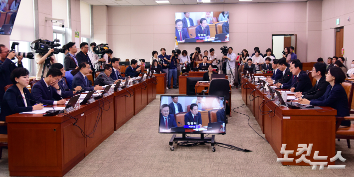 25일 서울 여의도 국회에서 '공영방송지배구조 개선법'(방송3법)을 상정해 심의하는 법제사법위원회 전체회의에 여야 의원들이 참석해 의사진행 발언을 하고 있다. 윤창원 기자