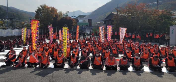 대한석탄공사 산하 도계광업소가 오는 2025년 폐광을 앞두고 있는 가운데 강원 삼척시 도계읍 주민들이 일방적인 폐광을 수용할 수 없다며 대책마련을 촉구하고 있는 모습. 도계살리기비대위 제공