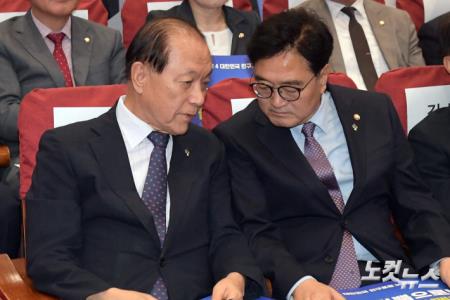 26일 서울 여의도 국회 의원회관에서 열린 CBS주최 2024 대한민국 인구위기포럼에서 우원식 국회의장과 국민의힘 황우여 비상대책위원장이 대화를 하고 있다.