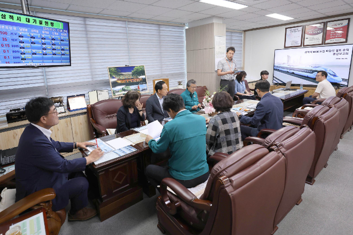 삼척시는 지난 25일 '삼척역 KTX 도입 타당성 검토용역' 중간 보고회를 갖고 향후 전략을 논의했다. 삼척시 제공