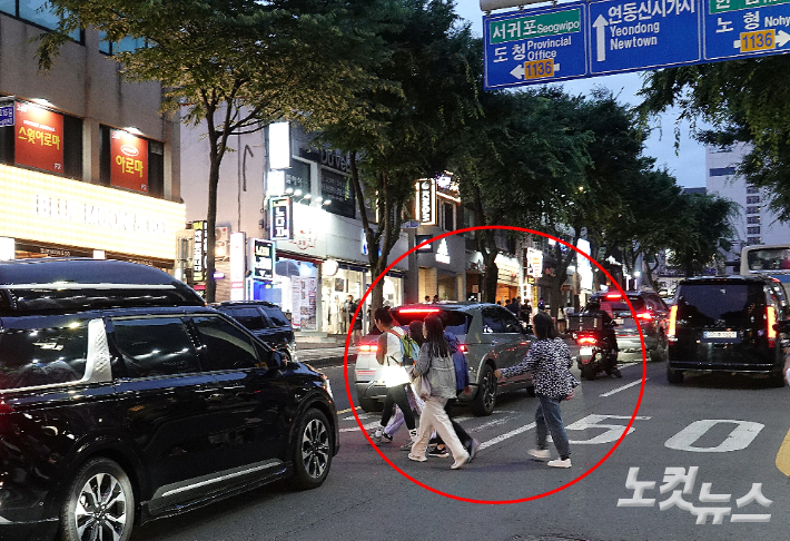 단속 중에도 무단횡단하는 중국인들. 고상현 기자