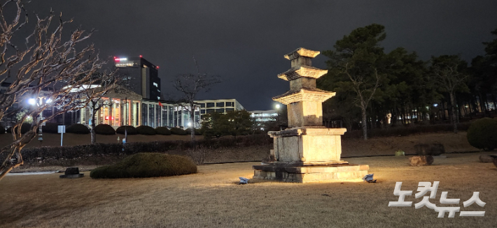 대구시 산격동에 위치한 경북대 캠퍼스 중심부에 위치한 노천박물관 월파원의 야경이다. 월파원은 노천박물관이 달의 계수나무 언덕을 떠오르게 한다는 데서 지어진 이름이다. 이재기 기자  